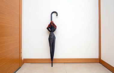 kapalı siyah şemsiye, ön görünüm