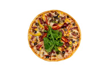 Tahta tabakta servis edilen lezzetli pizza. Üst görünüm