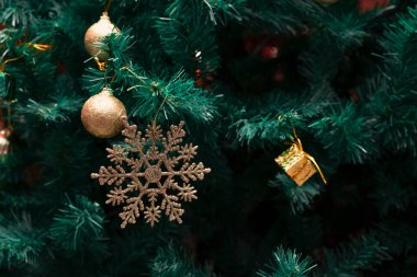 Noel ağacındaki süsler. Yeni yıl teması için uygun