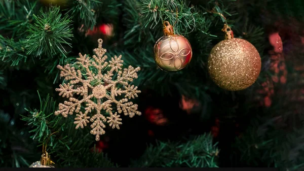 Στολίδια Στο Χριστουγεννιάτικο Δέντρο Κατάλληλο Για Νέο Θέμα Έτους — Φωτογραφία Αρχείου