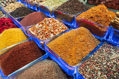 Kurutulmuş baharatlar ve çay arkaplanı. Kapatın. Büyük Pazar 