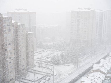 Karlı bir günde şehir manzarası