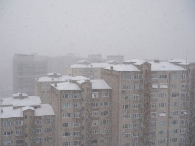 Karlı bir günde şehir manzarası