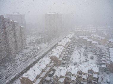 Karlı bir günde şehir manzarası