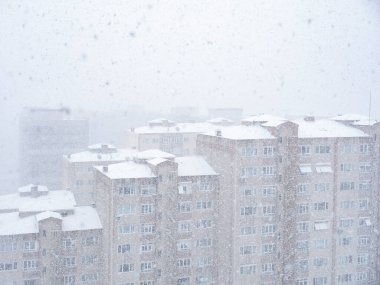 Karlı bir günde şehir manzarası