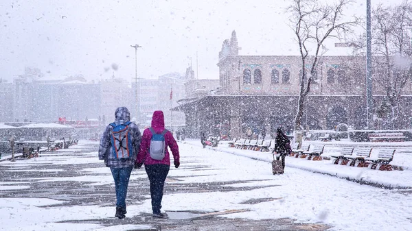 人们在雪地上行走 铺满了道路 暴风雪中的城市景观 — 图库照片