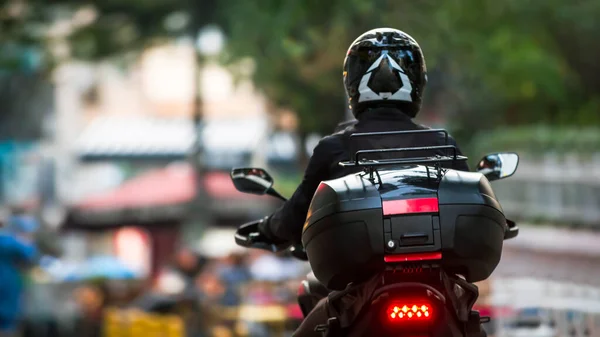 Moto Avec Valise Arrière Conducteur Utilisant Une Moto Dans Circulation — Photo
