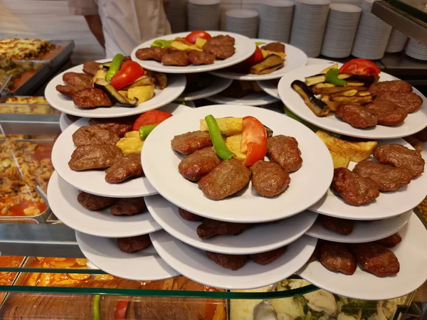 Fleischbällchen Stapeln Sich Restaurant Auf Der Theke Traditionelle Türkische Fleischbällchen — Stockfoto