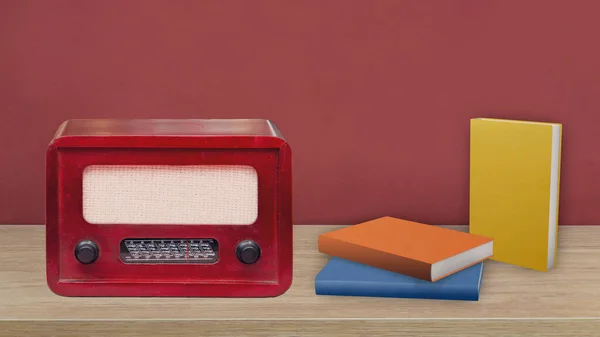 Radio Und Bücher Stehen Auf Holzboden Vor Roter Wand — Stockfoto