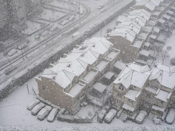 多雪的天气下的城市景观 — 图库照片