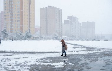 Karlı bir günde şehir manzarası
