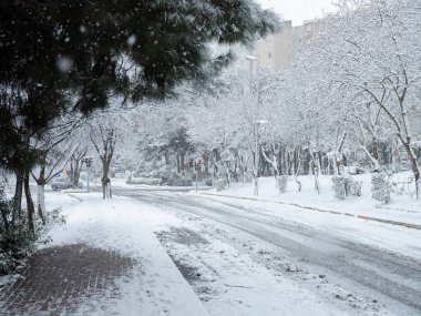 Boş bir sokakta, karlı bir günde, ön manzara 