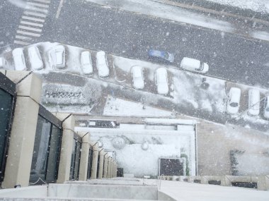 Karlı bir günde şehir manzarası