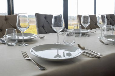 Restoranda yemek masası.