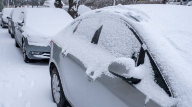 Karlı bir günde park etmiş arabalar