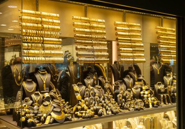 sergilenen bir kuyumcudan altın dekorasyon