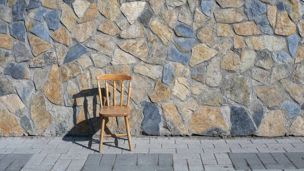 Sedia Legno Piedi Davanti Muro Pietra — Foto Stock