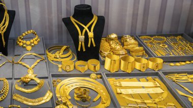 sergilenen bir kuyumcudan altın dekorasyon