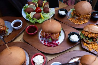 Fast food 'lar masanın üstünde, en üstte. 