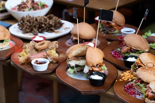 Fast food 'lar masanın üstünde, en üstte. 