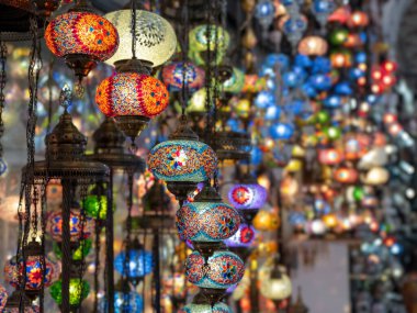 İstanbul 'daki Grand Bazaar' da renkli hindi camı lambaları