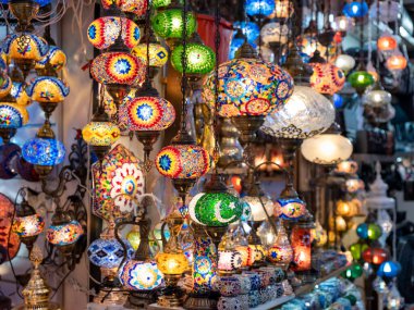 İstanbul 'daki Grand Bazaar' da renkli hindi camı lambaları