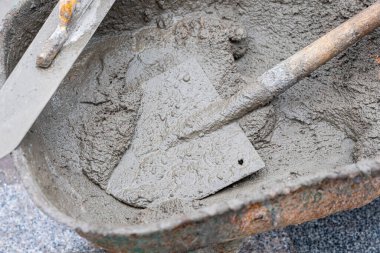 El arabasında çimento ve inşaat malzemeleri