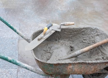 El arabasında çimento ve inşaat malzemeleri