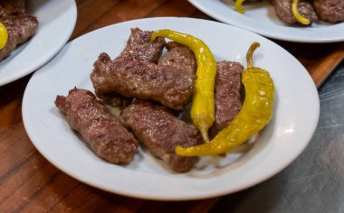 Beyaz tabakta ızgara köfte.