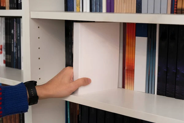 Männlicher Student Mit Einem Buch Der Bibliothek — Stockfoto