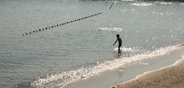 Αγόρι Στέκεται Δίπλα Στη Θάλασσα Στην Παραλία — Φωτογραφία Αρχείου