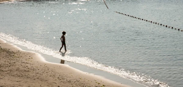 Chłopiec Stojący Nad Morzem Plaży — Zdjęcie stockowe