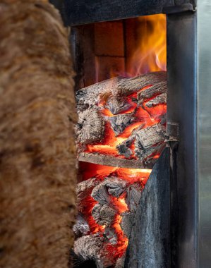 Restorandaki ızgaranın önünde şiş kebap eti var.
