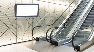 Yürüyen merdivenin yanında dijital görüntü