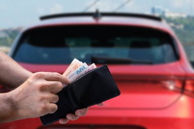 İnsan eli nakit öder, seçici odaklanma. 