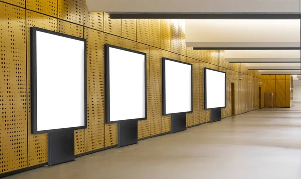 Reklam panoları içeride yan yana durur.. 