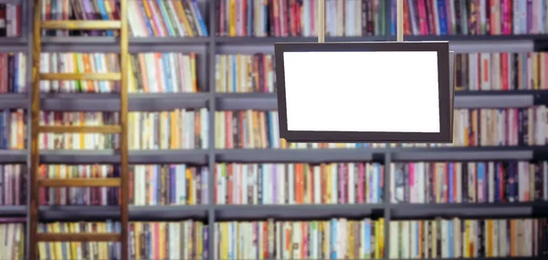 Цифровий Дисплей Перед Книжковою Полицею — стокове фото