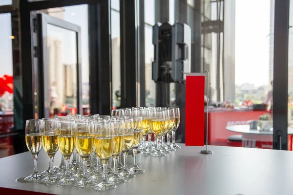 Şampanya kadehleri masanın üstünde duruyor.