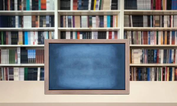 Leere Kreidetafel Auf Holzboden Stehend Vor Bücherregalhintergrund — Stockfoto