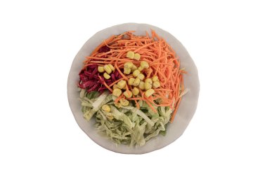 İzole edilmiş beyaz arkaplanda salata