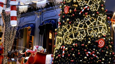 Yılbaşı geçmişi. Yeni yıl konsepti. Çam ağacında Noel süslemeleri