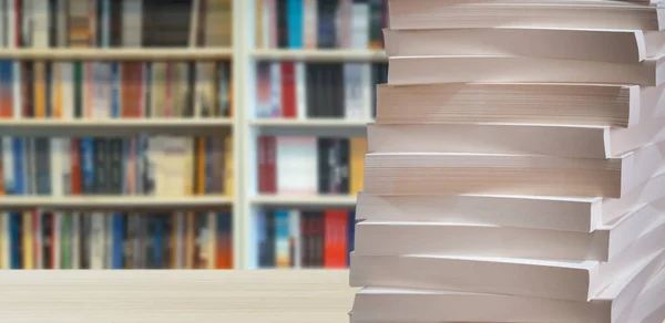 Páginas Libros Apiladas Delante Fondo Borroso Biblioteca —  Fotos de Stock