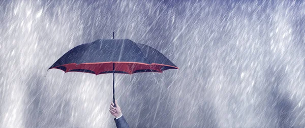 Επιχειρηματίας Κρατώντας Ομπρέλα Μια Βροχερή Μέρα — Φωτογραφία Αρχείου
