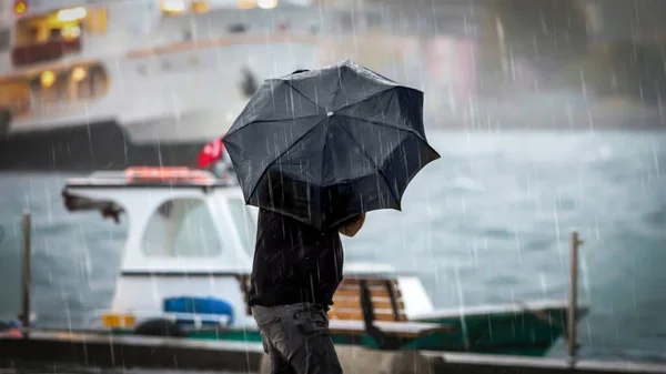 Uomo Che Tiene Ombrello Riva Mare Giorno Pioggia — Foto Stock