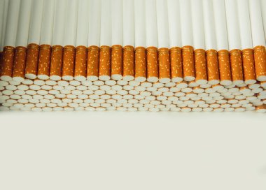 İzole edilmiş beyaz arkaplanda sigara yığını, üst görünüm