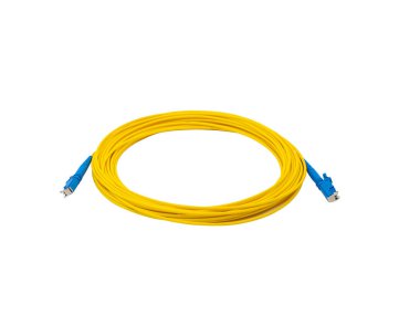 İzole edilmiş beyaz arkaplanda fiber Optik Yama Kordonu