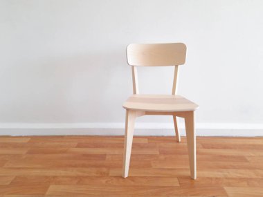 Ahşap zeminde boş sandalye