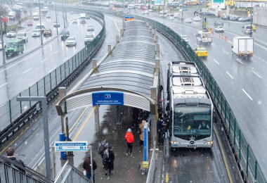 İstanbul - 20 Mart 2022: Haramidere Metrobus İstasyonu. Karlı bir günde yolcular