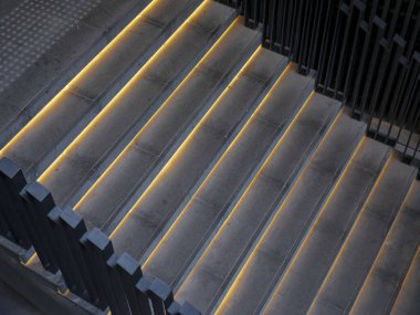 Aydınlatılmış boş merdiven arkaplan öngörünümü