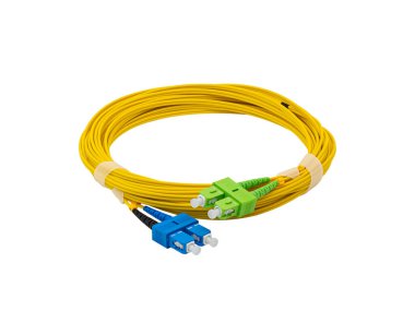 İzole edilmiş beyaz arkaplanda fiber Optik Yama Kordonu